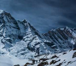 Foto van besneeuwde bergtoppen.